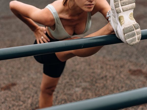 Professional athlete showing perfect form during a core exercise routine